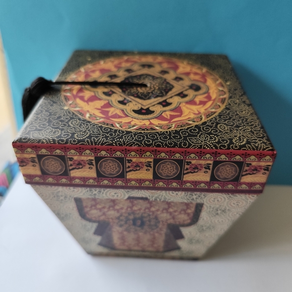 4/$50⭐️Punch Studio Tapered Gift Box w/Black Tassel No. 86413 - Picture 2 of 7